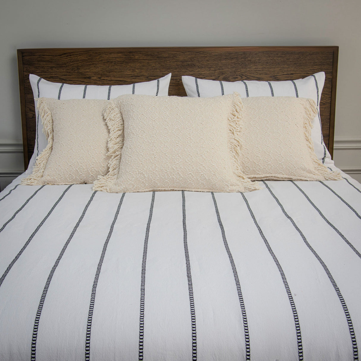 Front view Willow Lane Comforter on bed