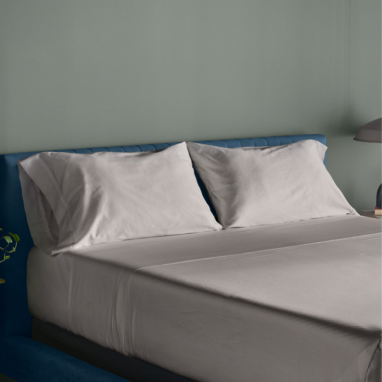 Room setting 2 featuring Tempur-Adapt Graphite King Luxe Egyptian Cotton Pillowcases