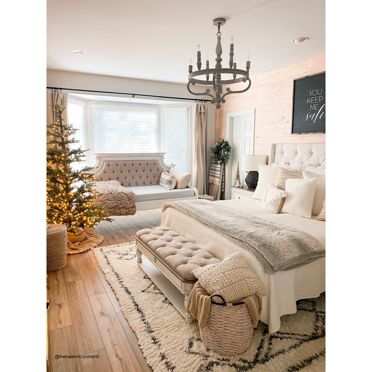 Magnolia Manor Bed Bench - QK1013393_LIBF_LF2_RM