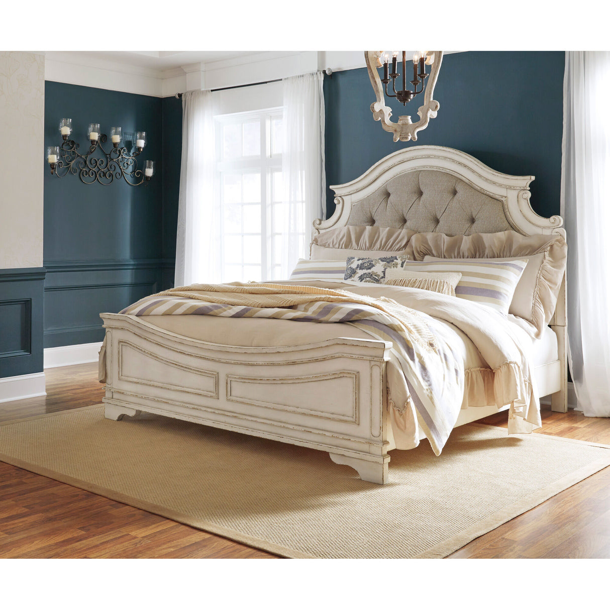 Realyn Upholstered Panel Bed - QK1029885_ASHL_LF1_RM