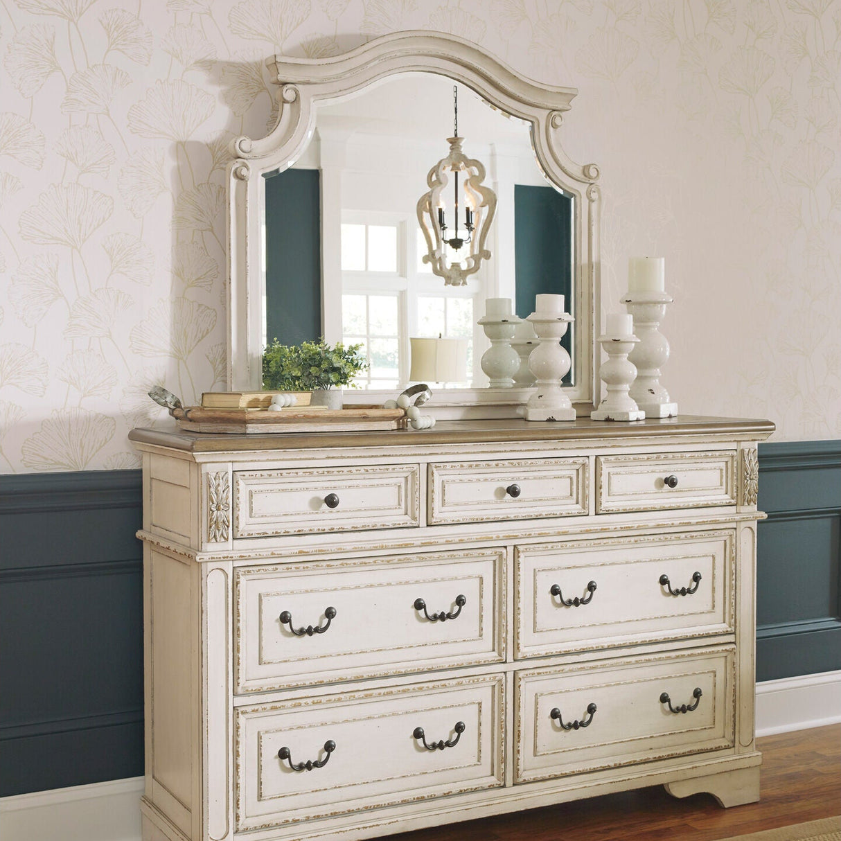 Realyn Large Mirror - QK1029889_ASHL_LF1_RM