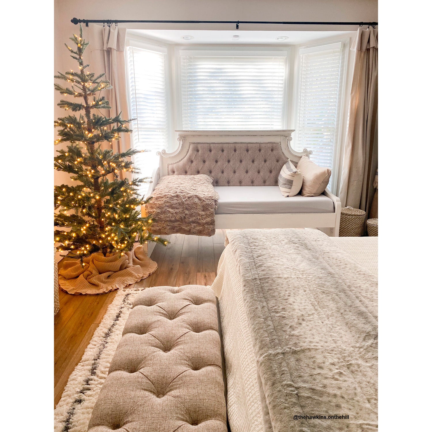 Magnolia Manor Daybed - QK1033241_LIBF_LF3_RM