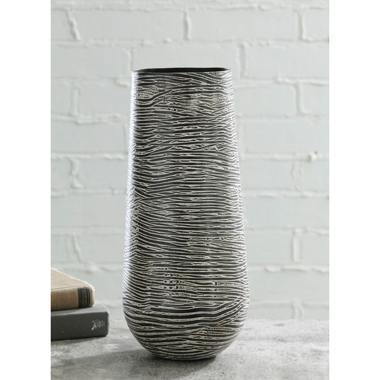 Fynn Vase - QK1059612_ASHL_LF1_RM