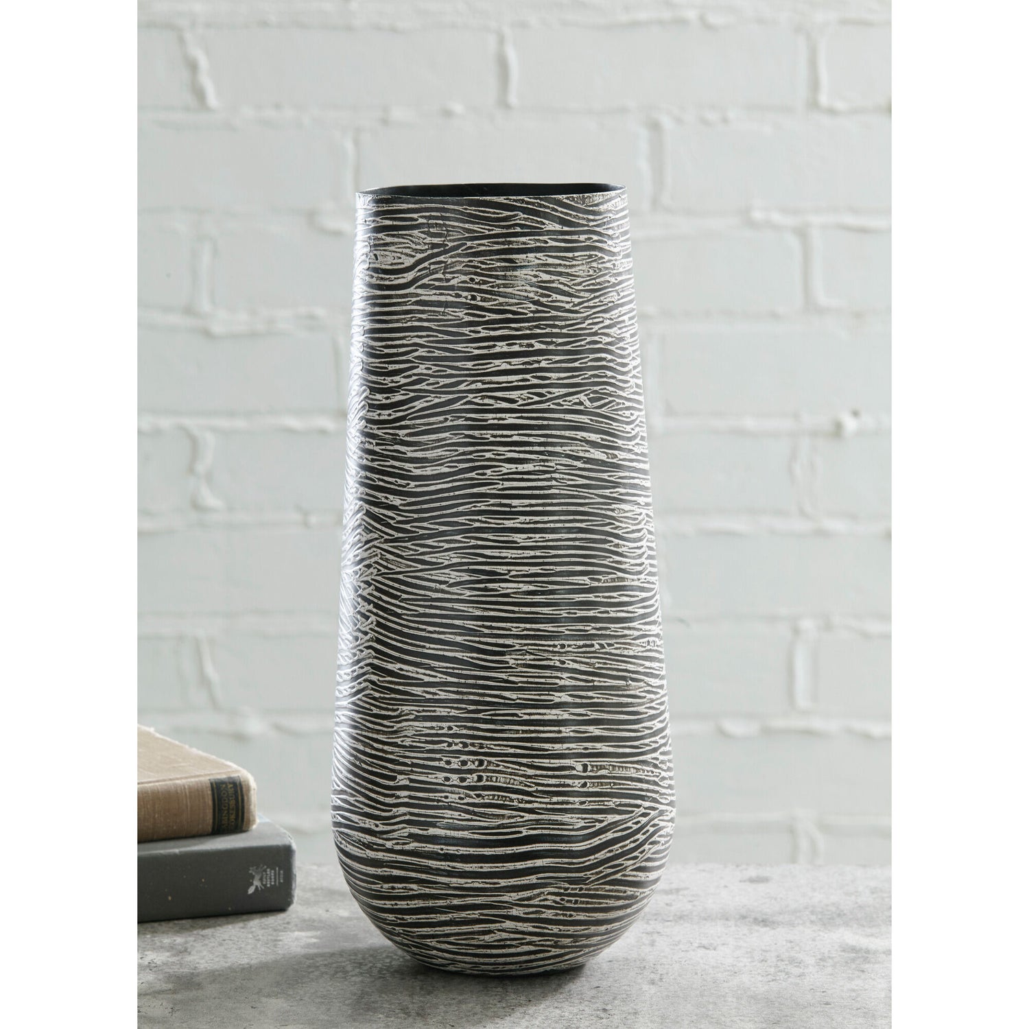 Fynn Vase - QK1059612_ASHL_LF1_RM