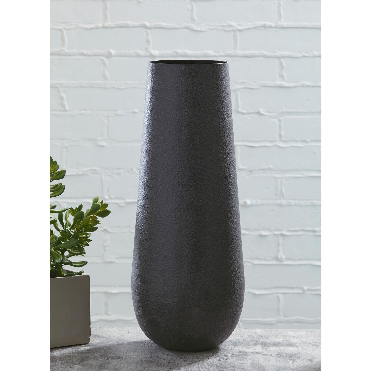 Fynn Medium Vase - QK1059613_ASHL_LF1_RM