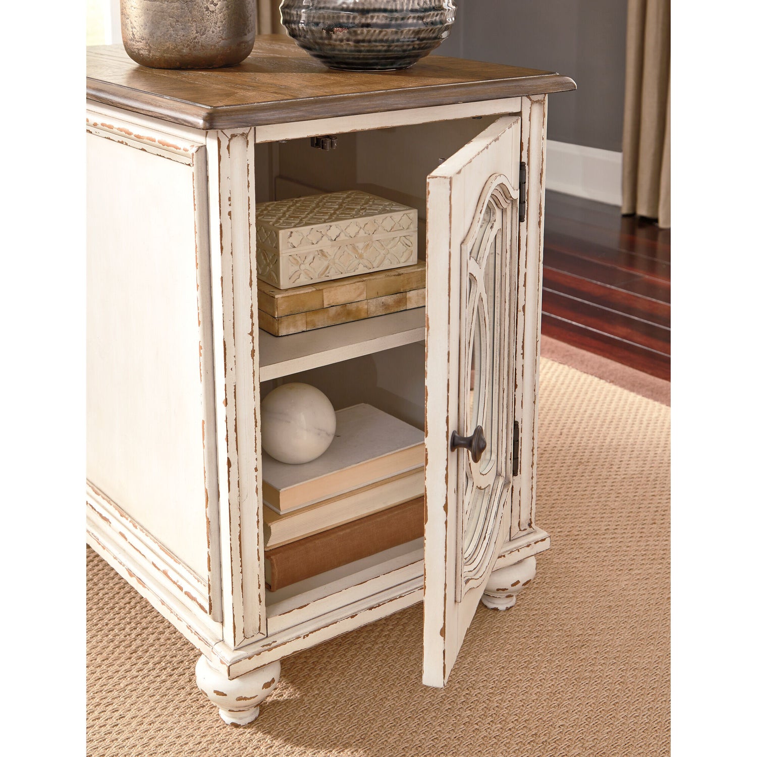 Realyn Mirror Chairside End Table - QK1084367_ASHL_IS1_OL