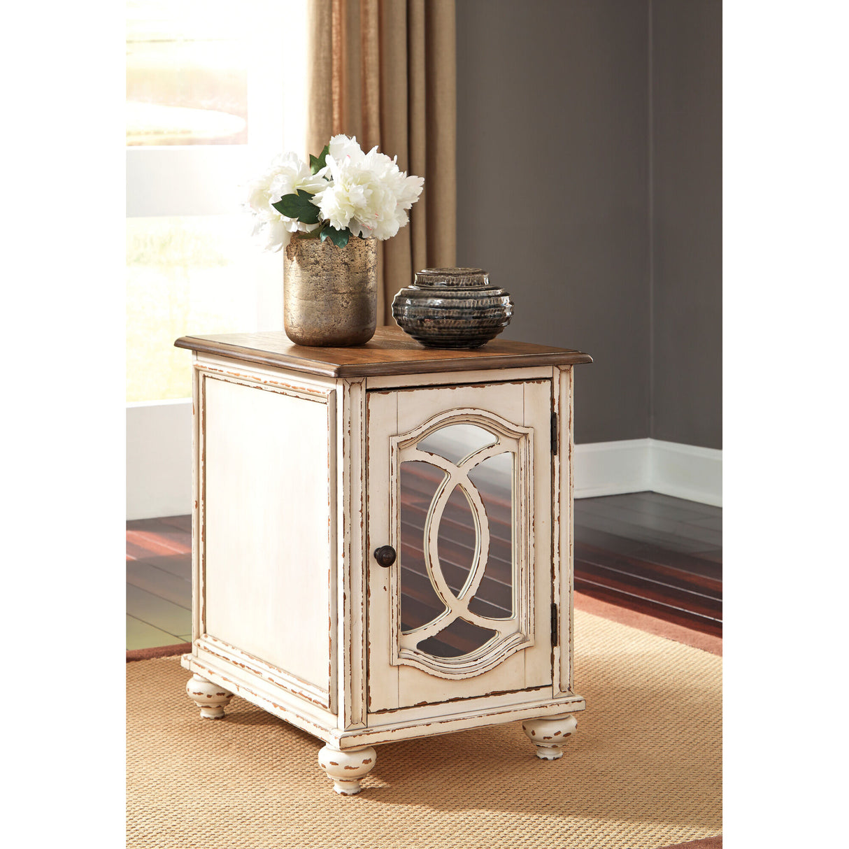 Realyn Mirror Chairside End Table - QK1084367_ASHL_LF1_RM