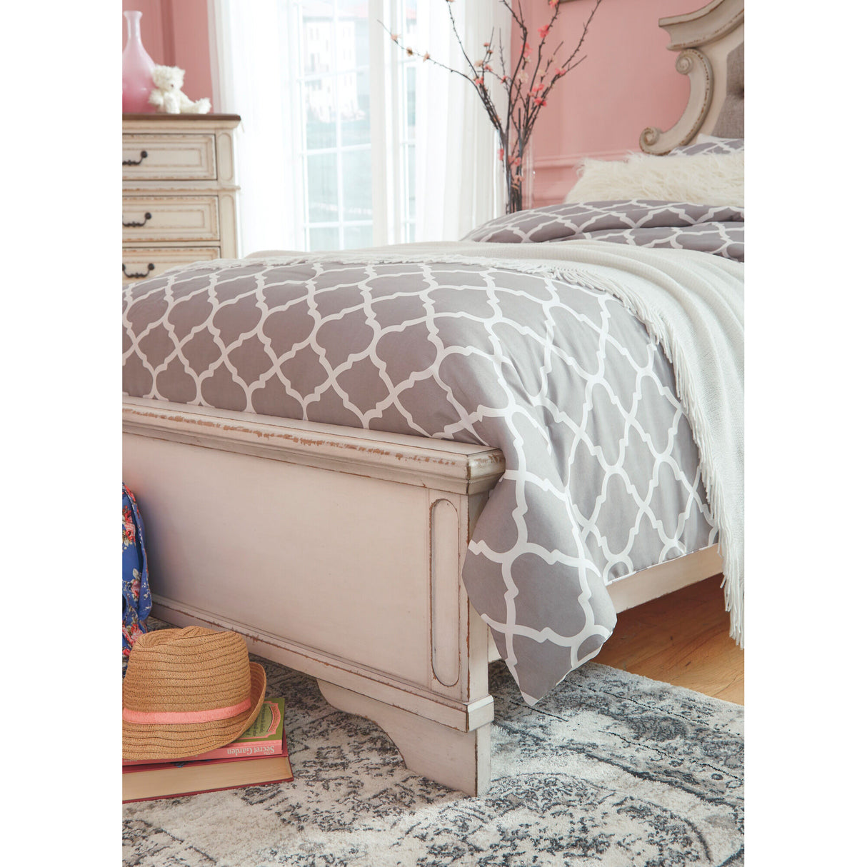 Realyn Bed - QK986585_ASHL_IS2_RM