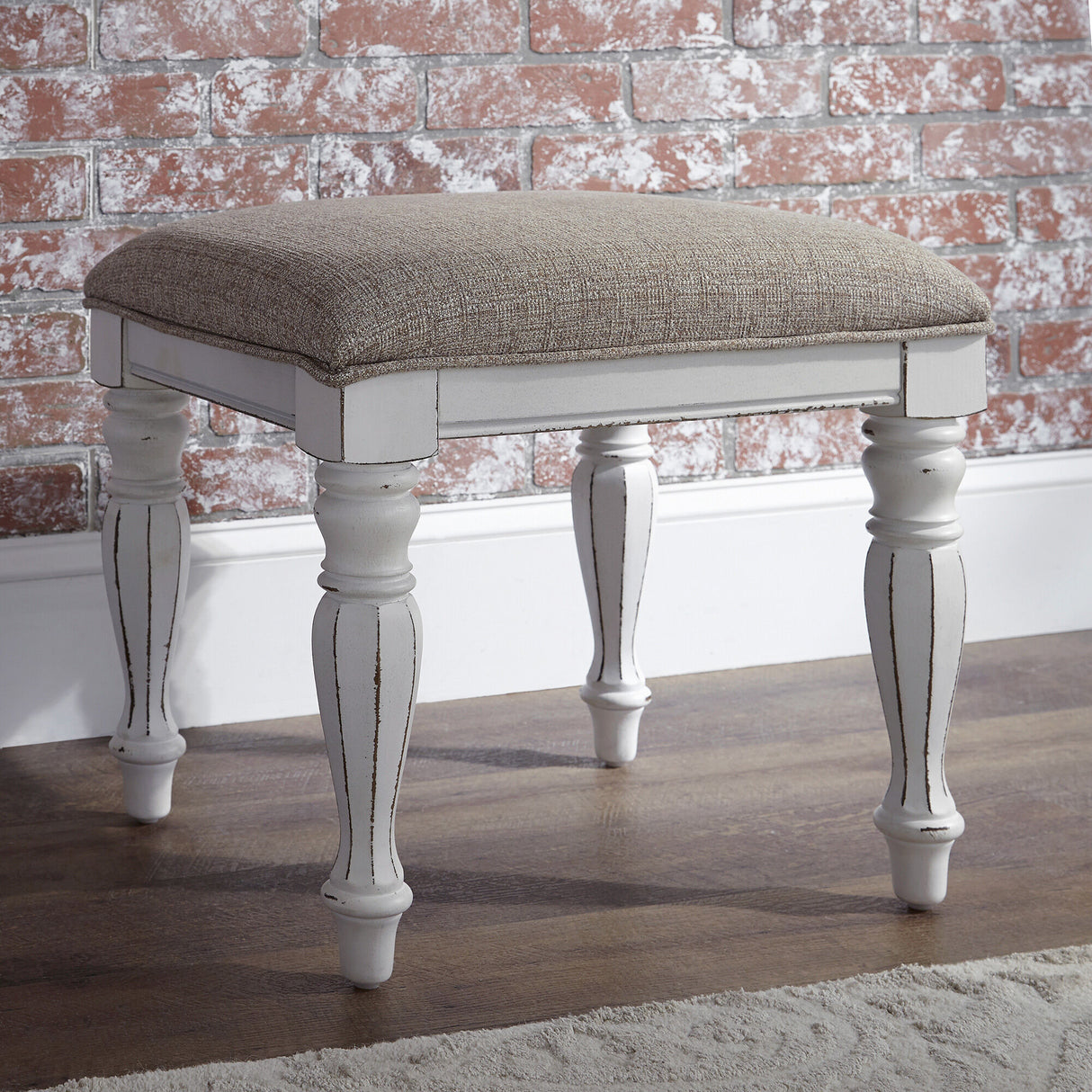 Magnolia Manor Vanity Stool - QK1026525_LIBF_LF1_RM
