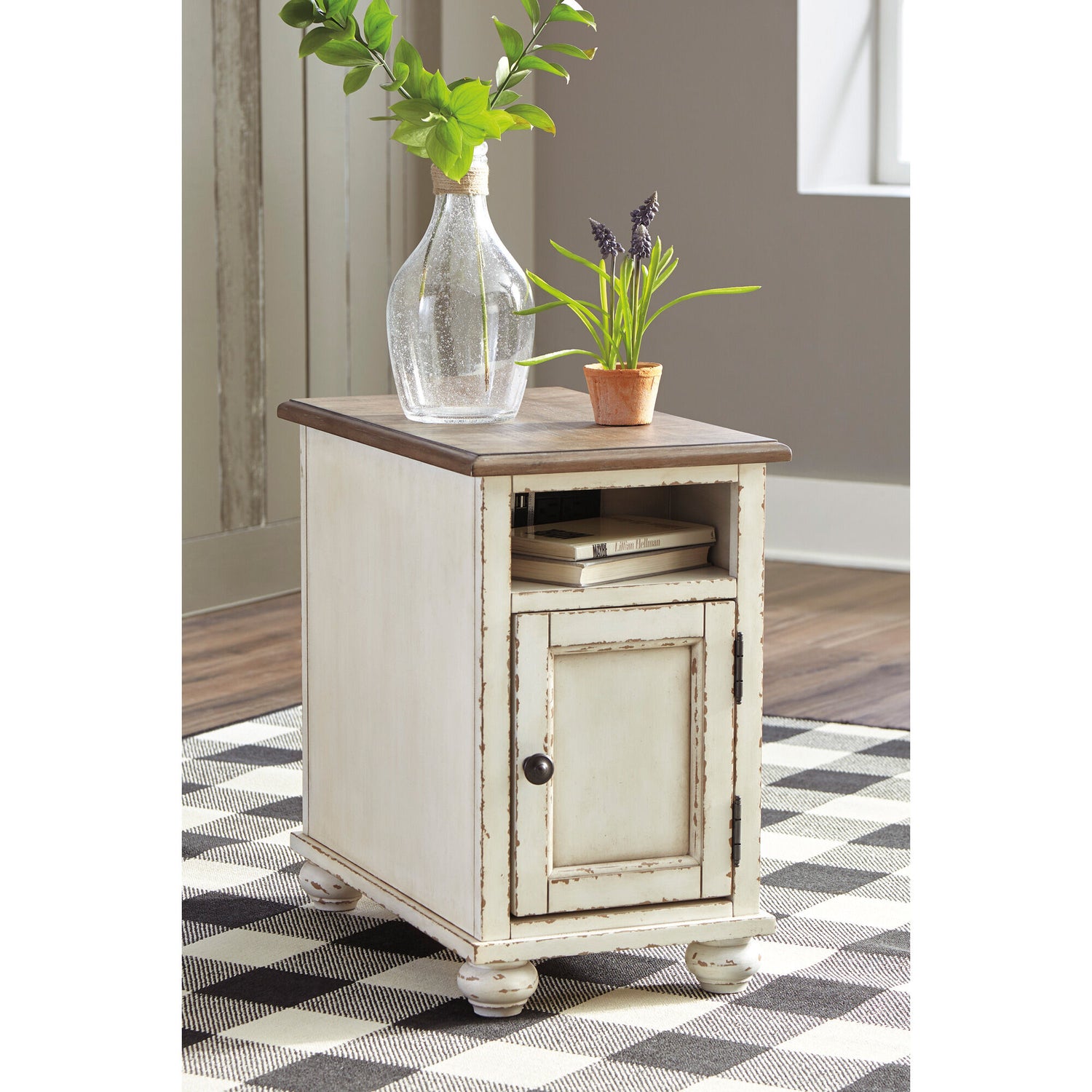 Realyn Chairside End Table - QK1059307_ASHL_LF1_RM