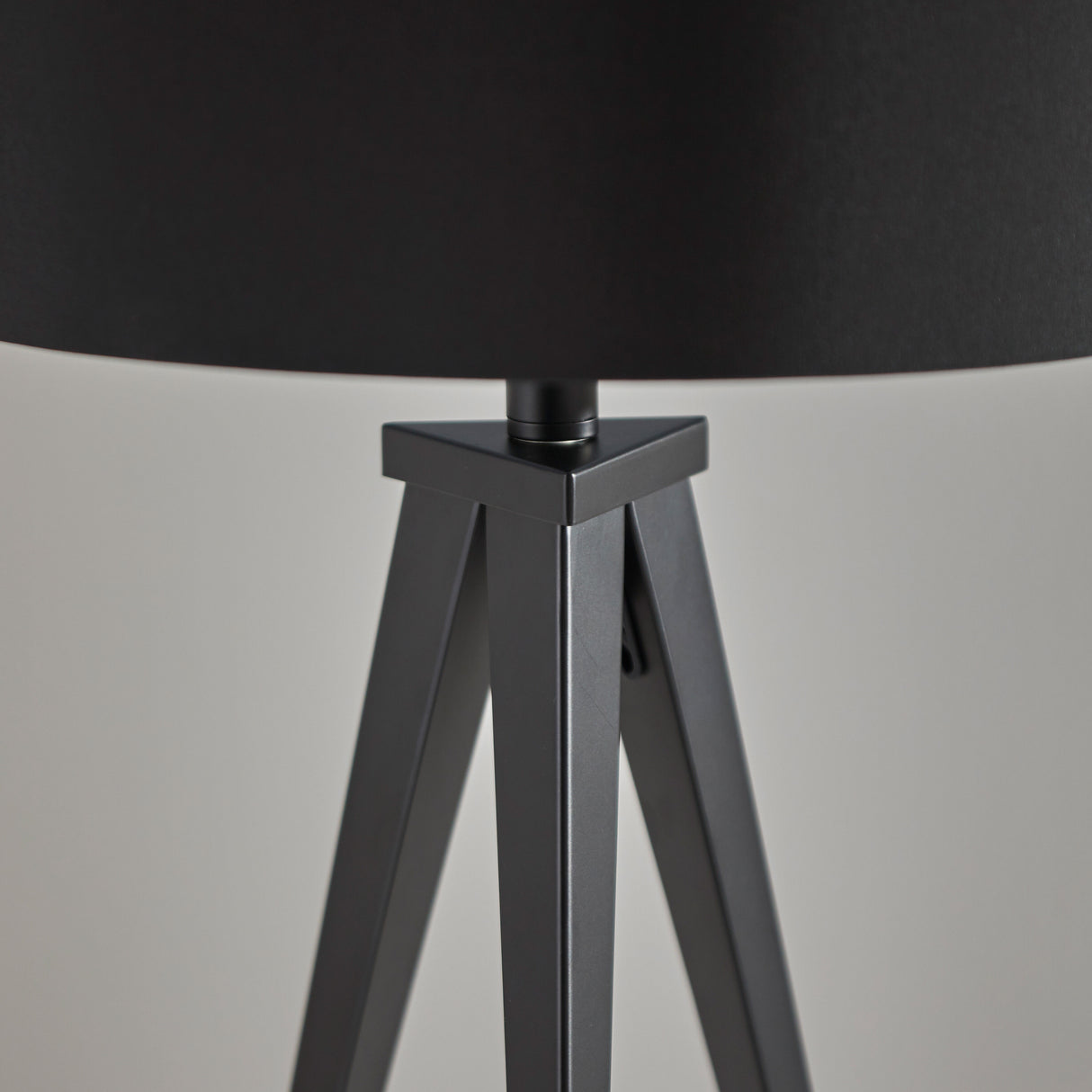 Director Table Lamp - QK1060210_ADES_SW1_SW
