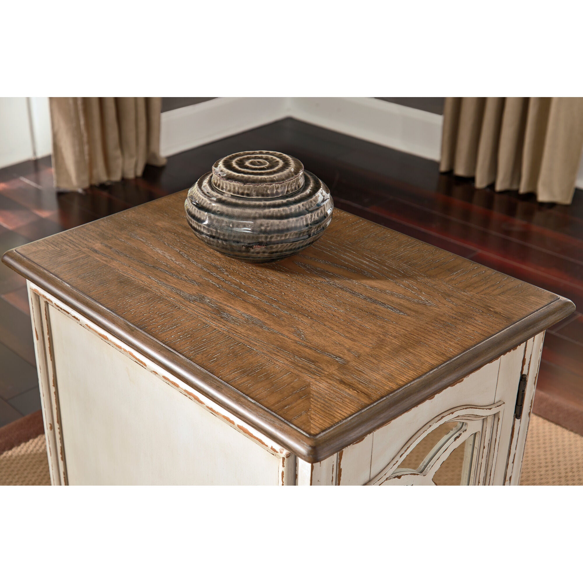 Realyn Mirror Chairside End Table – Slumberland