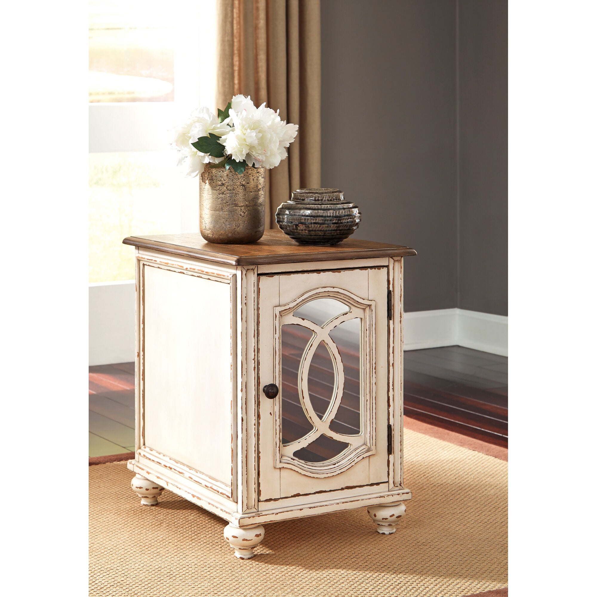 Realyn Mirror Chairside End Table – Slumberland